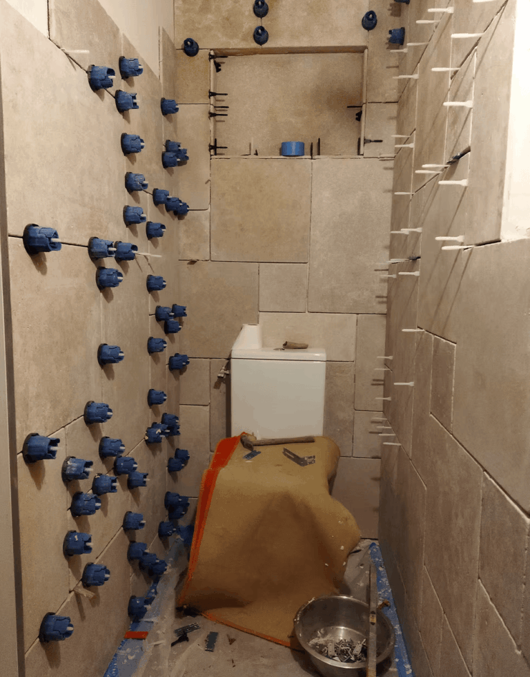 Pose de carrelage dans un toilette par CréaVert 51