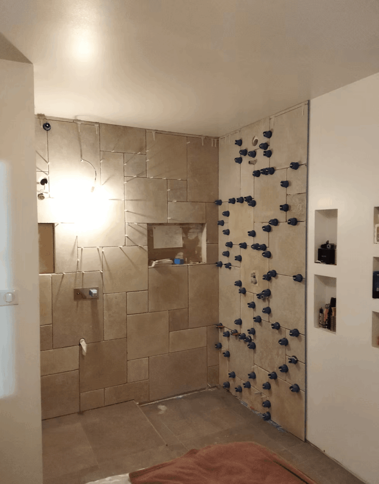 Pose de carrelage par CreaVert 51 dans une salle de bain