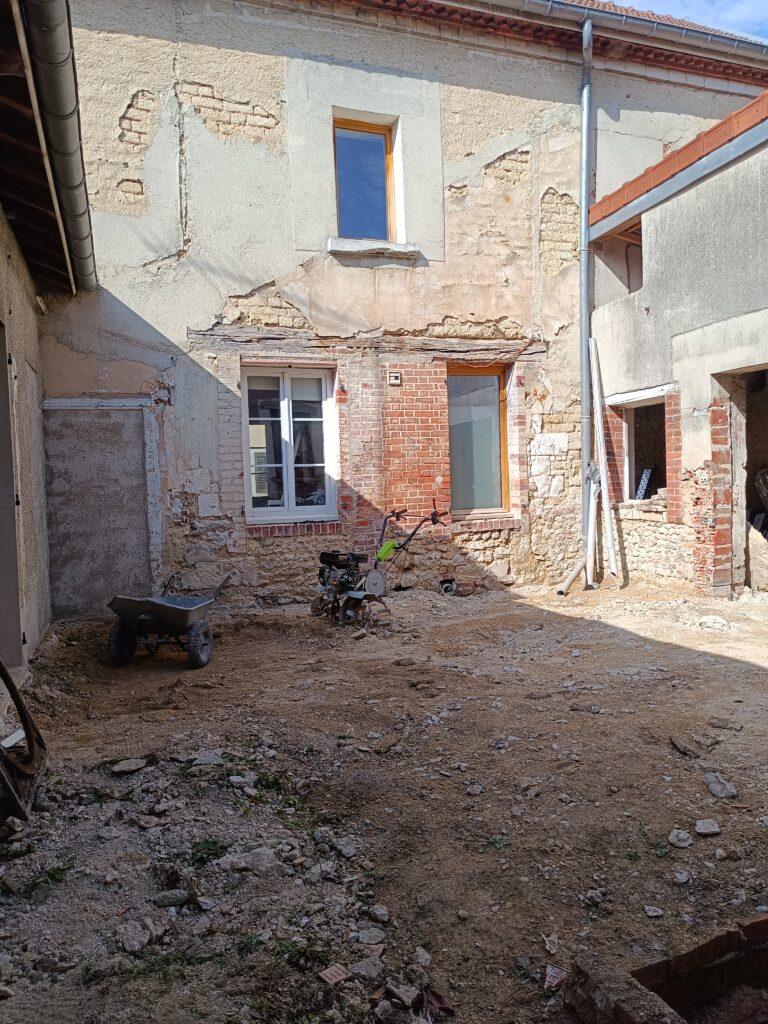 Démolition d’enduits anciens sur mur avant rénovation