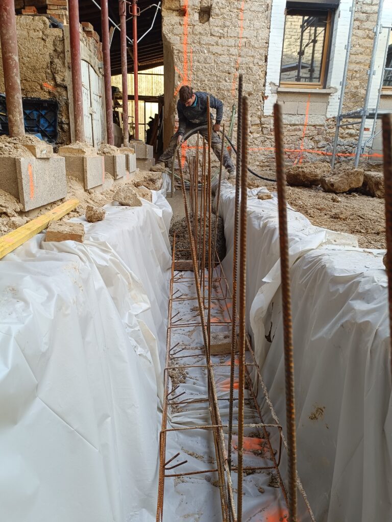 Tranchée pour raccordement des canalisations au réseau urbain