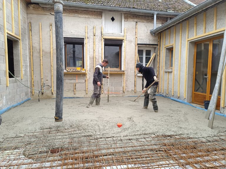 Coulage d’une dalle béton flottante dans une cours rénové