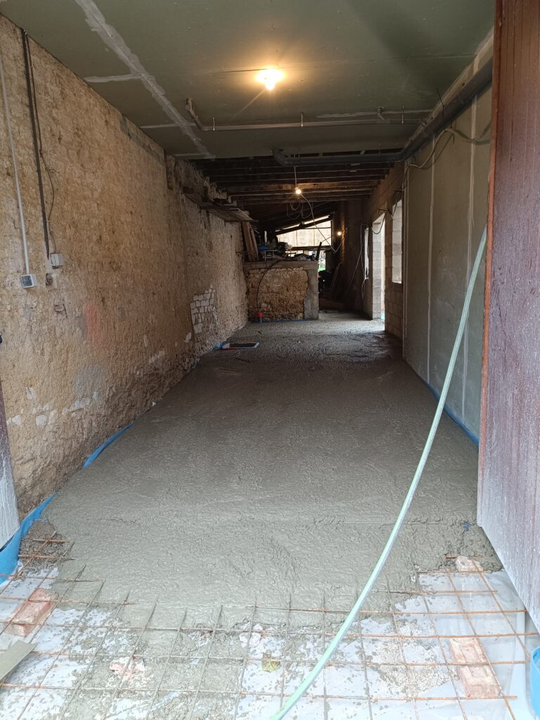 Coulage d’une dalle béton flottante dans un garage rénové
