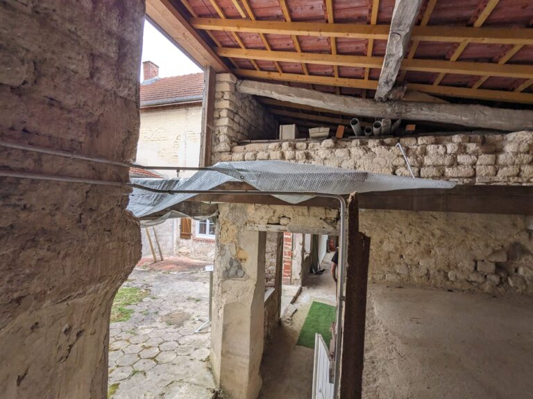 Nettoyage et rejointement de murs en terre crue